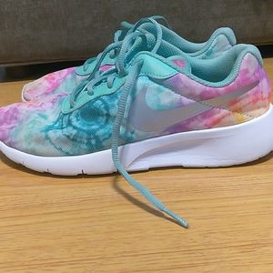 nike tie dye tanjun